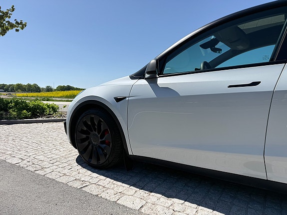 Tesla Model Y 10 of 16