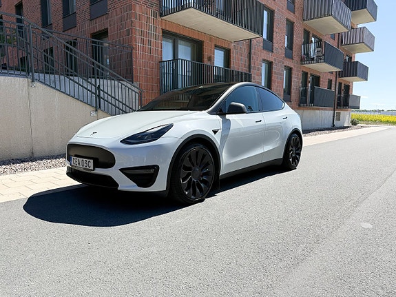 Tesla Model Y 4 of 16