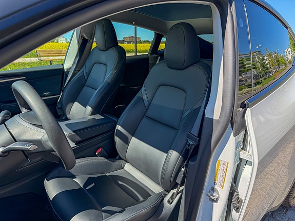 Tesla Model Y 16 of 16