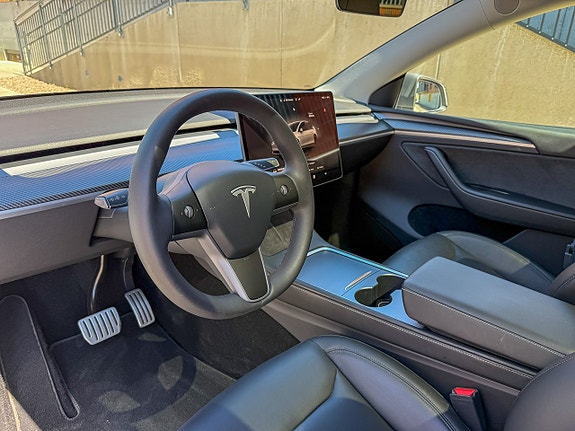 Tesla Model Y 14 of 16