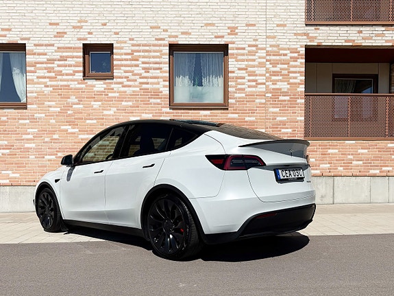 Tesla Model Y 8 of 16