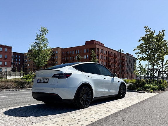 Tesla Model Y 9 of 16