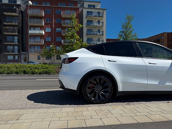 Tesla Model Y 12 of 16