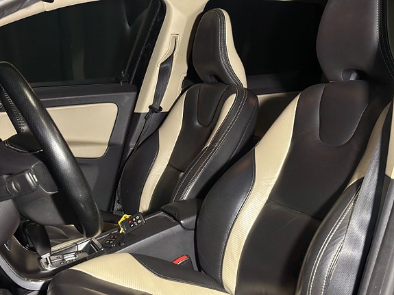 Volvo XC60 13 of 30