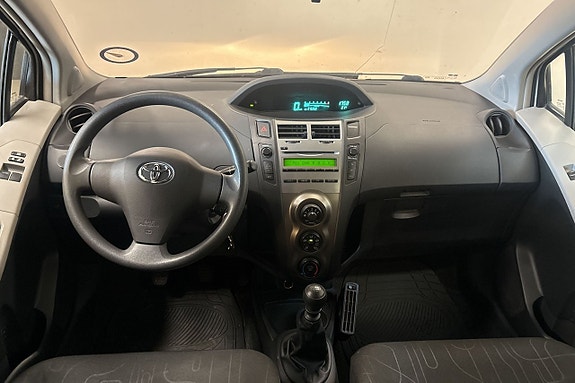 Toyota Yaris 12 of 15