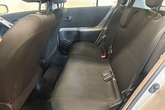 Toyota Yaris 11 of 15