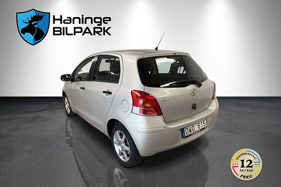 Toyota Yaris 8 of 15