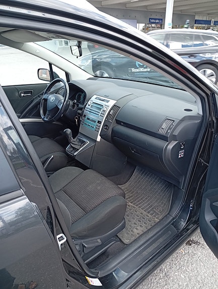 Toyota Corolla Verso 2 of 4