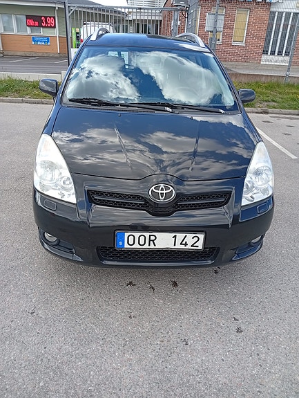 Toyota Corolla Verso 3 of 4