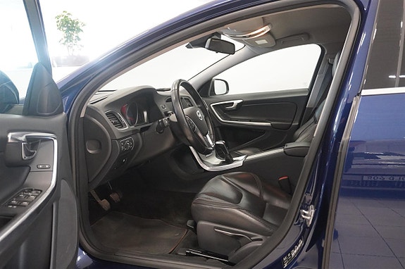 Volvo V60 2 of 5