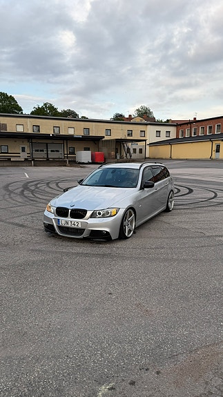 BMW 325d 2 of 5