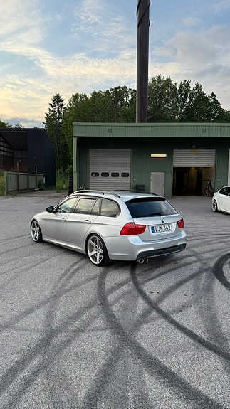 BMW 325d 3 of 5