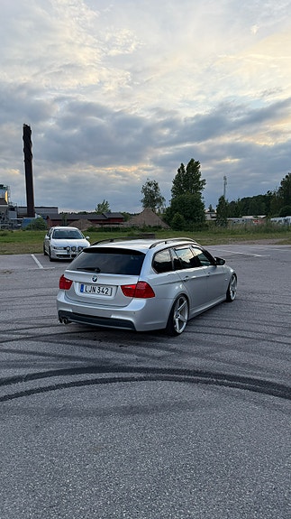 BMW 325d 4 of 5