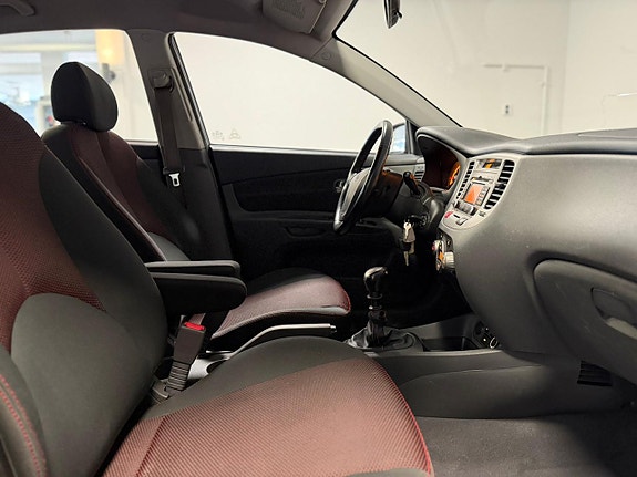 Kia Rio 13 of 15