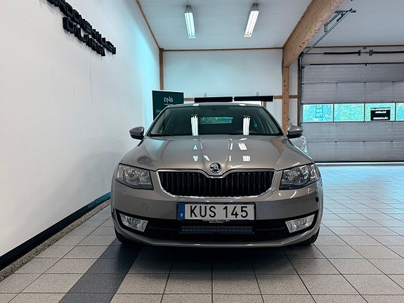 Skoda Octavia 2 of 5