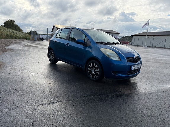 Toyota Yaris 3 of 5