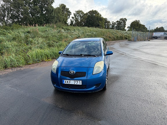Toyota Yaris 2 of 5