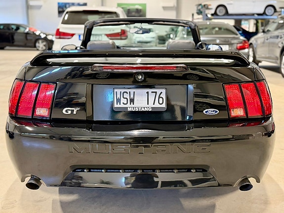 Ford Mustang 7 of 17