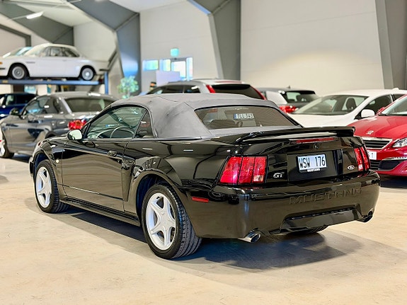 Ford Mustang 6 of 17