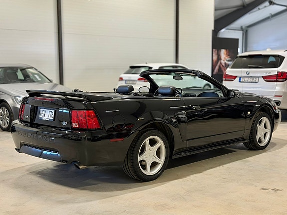 Ford Mustang 3 of 17