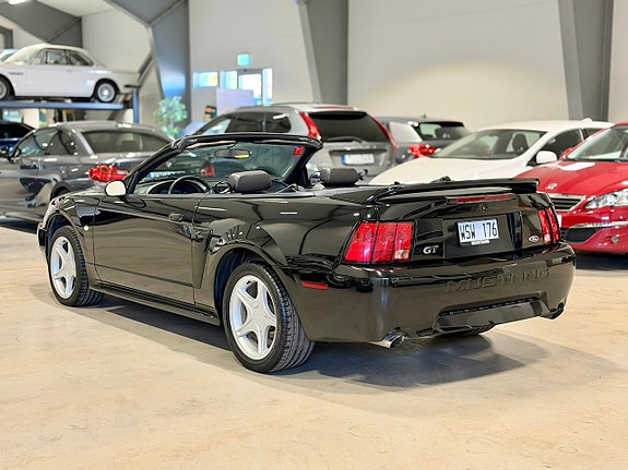 Ford Mustang 4 of 17