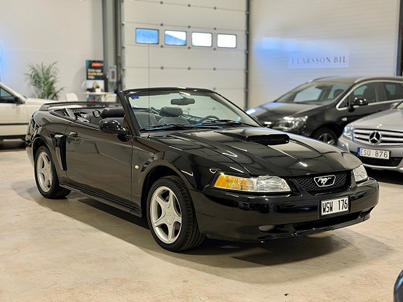 Ford Mustang 2 of 17