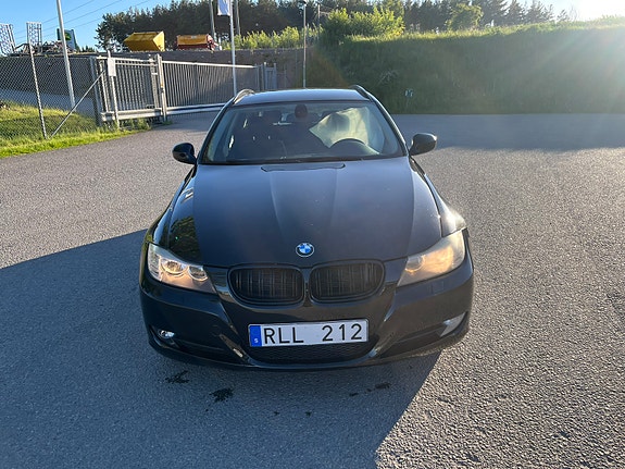 BMW 320d 2 of 5