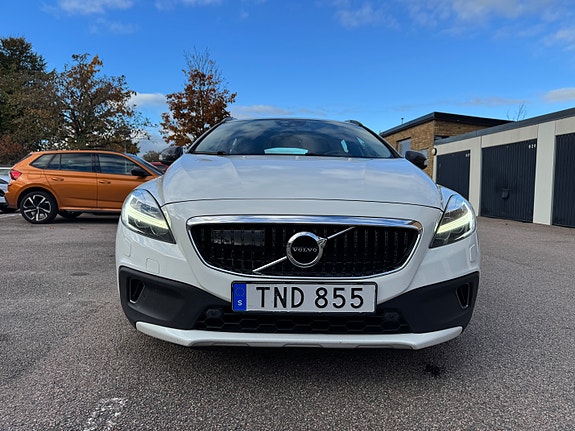 Volvo V40 Cross Country 2 of 10