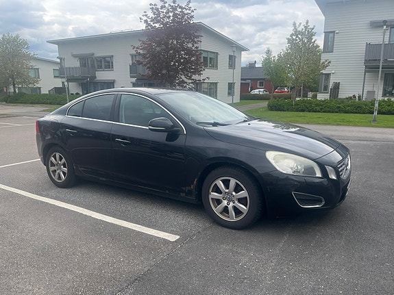 Volvo S60 2 of 5