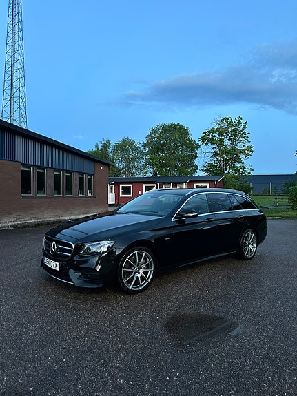 Mercedes-Benz E220 2 of 5