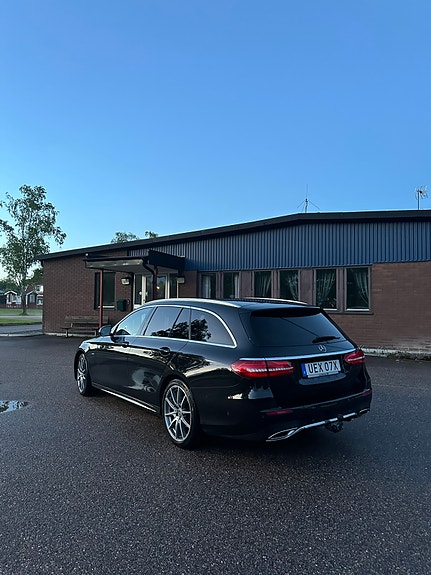 Mercedes-Benz E220 4 of 5