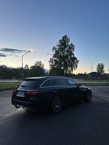 Mercedes-Benz E220 3 of 5