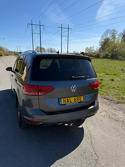 Volkswagen Touran 2 of 4