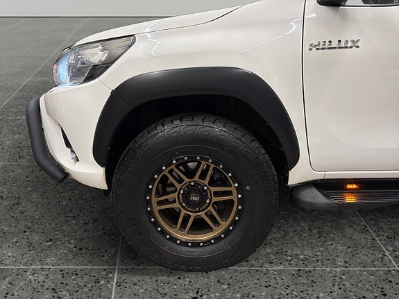 Toyota HiLux 2 of 5