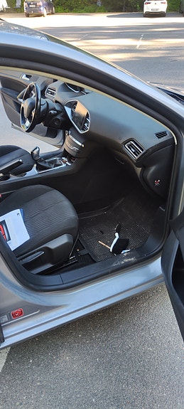 Peugeot 308 2 of 6