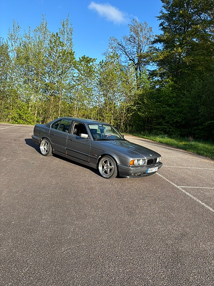 BMW 530i 3 of 5