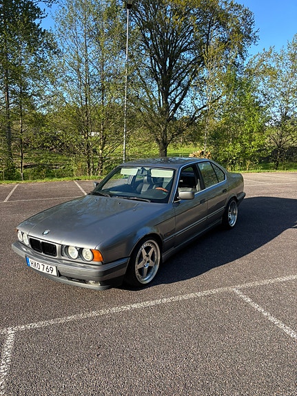 BMW 530i 2 of 5