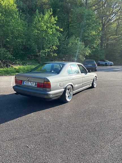 BMW 530i 4 of 5