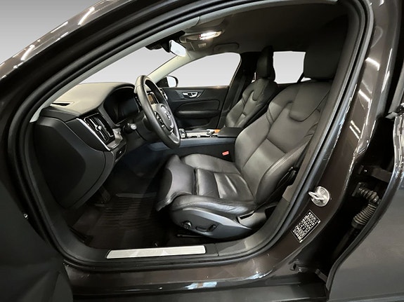 Volvo V60 Cross Country 8 of 15
