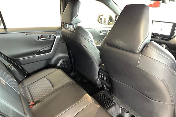 Toyota RAV4 8 of 23