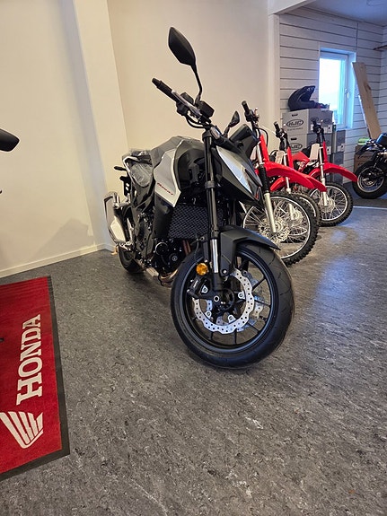 Honda HORNET 750 Första servicen (100mil) ingår 2 of 2
