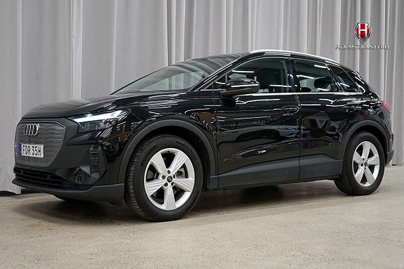 Audi Q4 e-tron 4 of 5