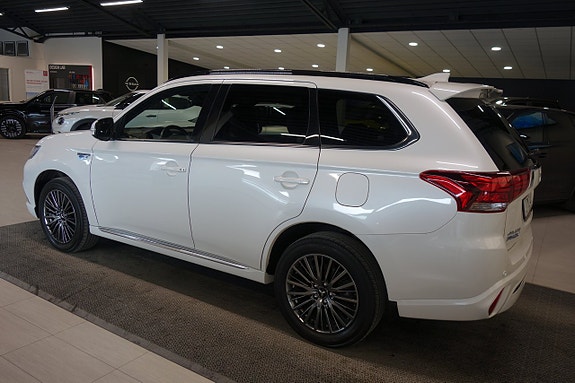 Mitsubishi Outlander 2 of 5