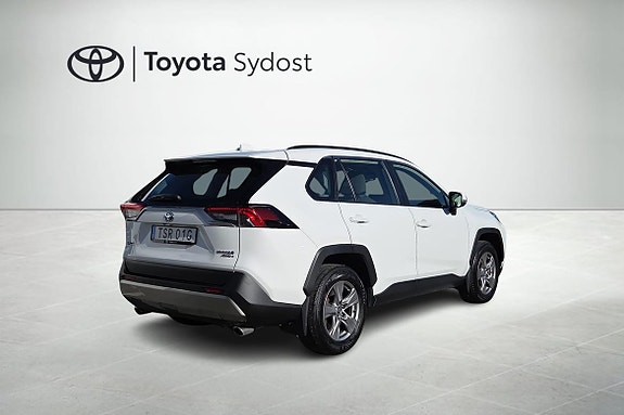 Toyota RAV4 8 of 18