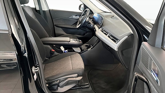 BMW iX1 3 of 5
