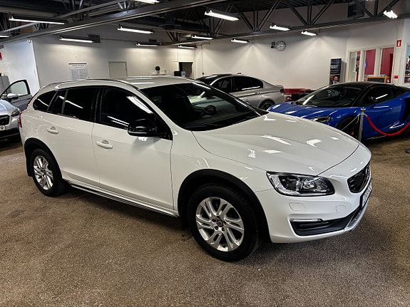 Volvo V60 Cross Country 2 of 5