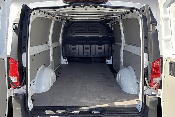 Mercedes-Benz eVito Tourer 6 of 15