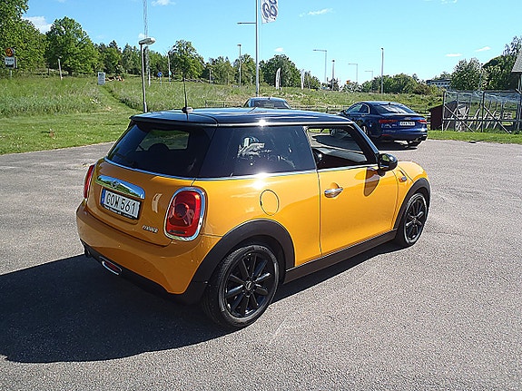 MINI Cooper 2 of 5