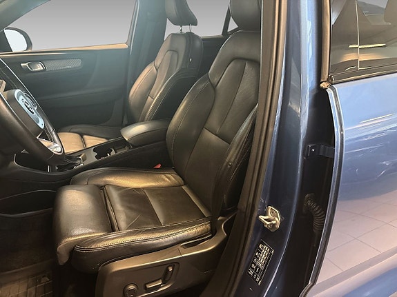 Volvo XC40 8 of 16