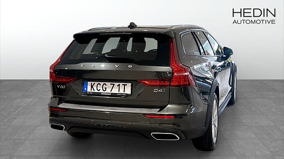 Volvo V60 Cross Country 2 of 5